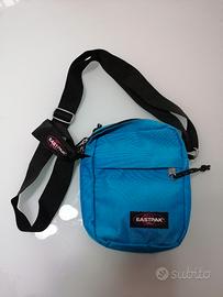 Borsello Eastpak azzurro 