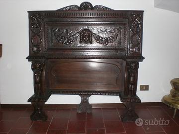 Mobile sardo antico con piano a ribalta