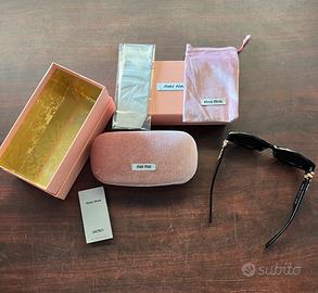 Occhiali da sole Miu Miu neri con logo oro