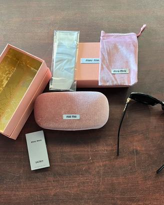 Occhiali da sole Miu Miu neri con logo oro