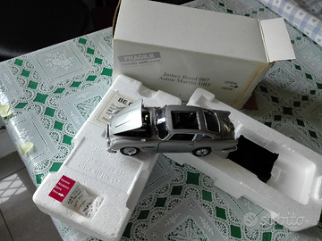 Aston Martin db5 007 silver Danbury
