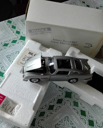 Aston Martin db5 007 silver Danbury