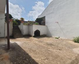 Indipendente con cortile e giardino