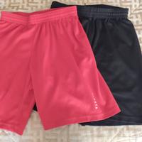 pantaloncini sportivi Kipsta rossi e neri 