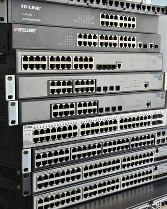 switch vari, modem e patch panel