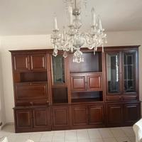 armadio in legno marrone