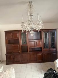 armadio in legno marrone