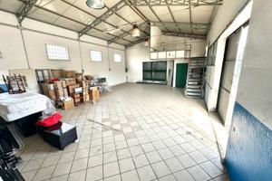 Capannone deposito cambio destiz uso facile