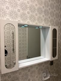 Mobiletto bagno con luce led integrata.