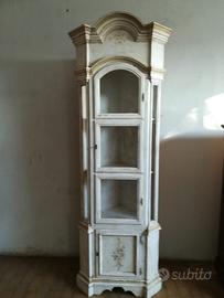 Angoliera nuova con laccatura antichizzata e vetri