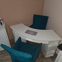 tavolo estetista con mobili e 2 poltrone