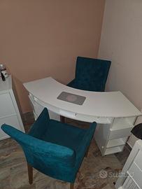 tavolo estetista con mobili e 2 poltrone