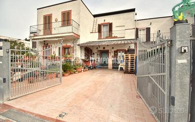 Villetta a schiera con lastrico esterno