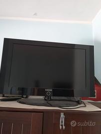  televisore, comodino e lettino