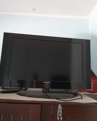  televisore, comodino e lettino