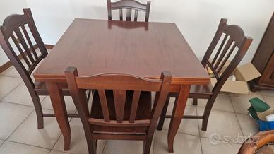 Tavolo in legno con sedie