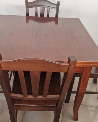 Tavolo in legno con sedie