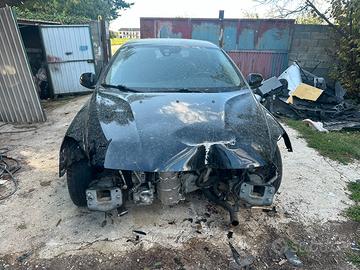 Volvo v40 per ricambi o altro incidentato