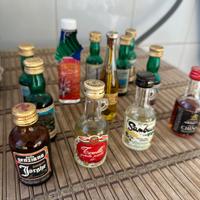 Bottiglie di vetro in miniatura vintage