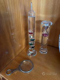 Termometro, clessidra e lente di ingrandimento