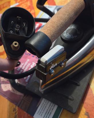 Ferro da stiro professionale a vapore