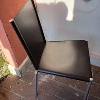Quattro sedie marrone in ecopelle
