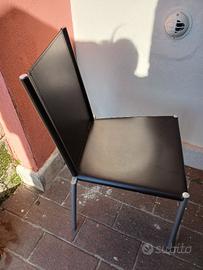 Quattro sedie marrone in ecopelle