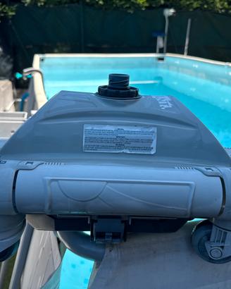 Robo pulisci fondo piscina
