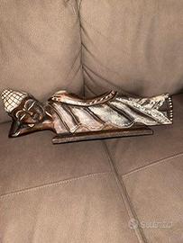 statuetta di legno