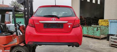 Portellone paraurti stop Toyota Yaris 2015