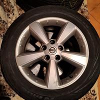 Quattro cerchi originali Nissan gommati 215/60 R18