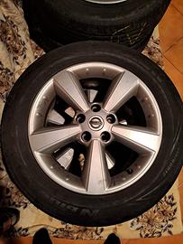 Quattro cerchi originali Nissan gommati 215/60 R18