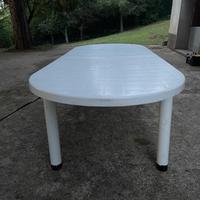 Tavolo ovale bianco da giardino