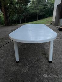 Tavolo ovale bianco da giardino