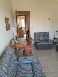 Comoda poltrona azzurra a righe