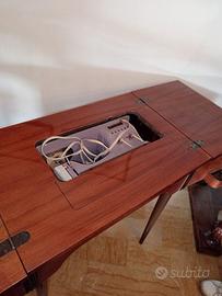 Macchina da cucire vintage Necchi anni 70