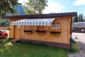 PREINGRESSO PER ROULOTTE IN LEGNO CON TETTOIA