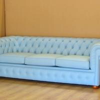 Divano Chesterfield 3 posti celeste su misura