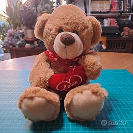 Orsetto peluche con cuore rosso ricamato