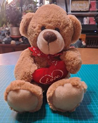 Orsetto peluche con cuore rosso ricamato