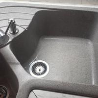 Lavandino angolare con rubinetto