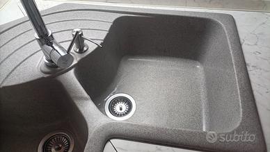 Lavandino angolare con rubinetto