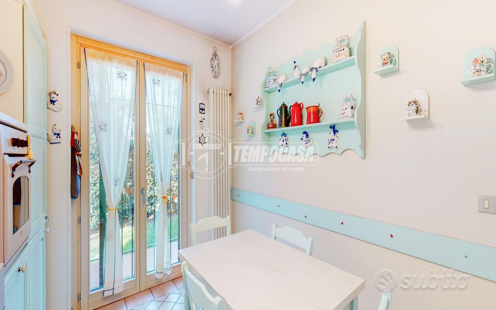 VILLA INDIPENDENTE, LIBERA SU TRE LATI, IN VIA PIA - Altro