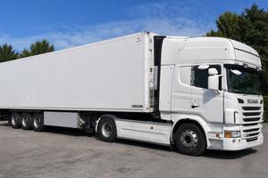 TRATTORE STRADALE SCANIA + SEMIRIMORCHIO FRIGO