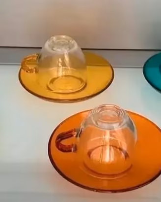 Tazzine da caffè colorate trasparenti