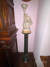 Scultura classica con piedistallo in marmo