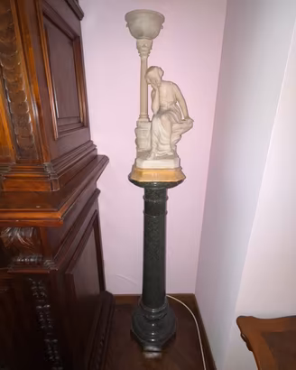 Scultura classica con piedistallo in marmo