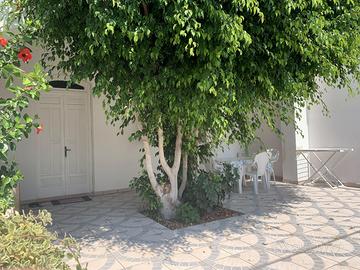 TORRE MOZZA-ampia villetta tipica con cortile priv