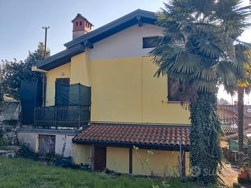 Casa indipendente con due appartamenti e terreno