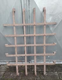 vecchia inferriata per finestra in ferro battuto